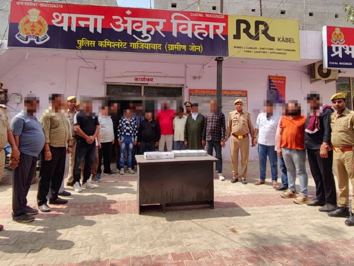 गाजियाबाद में सट्टा खेल रहे 18 लोगों को पकड़ा: मौके से 340 कॉइन और 91 हजार रुपए बरामद, होटल में बैठकर खेल र...