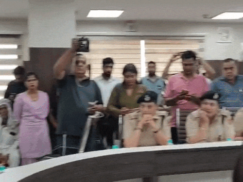 अंजलि राघव बयान देते हुए