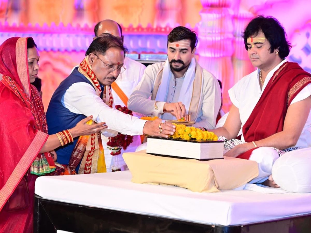 CM Vishnu Deo Sai Gets Blessings from Sant Chinmayanand Bapu in Kunukuri