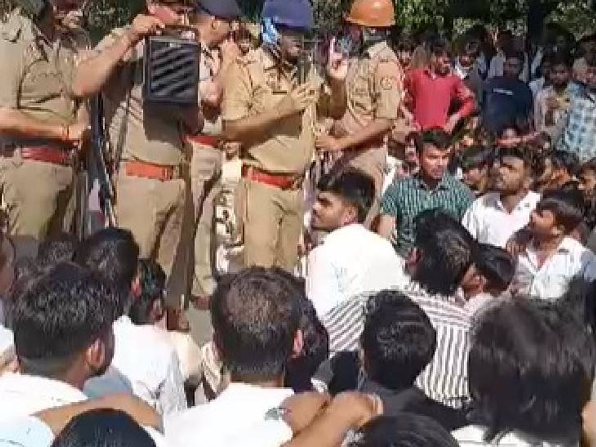 वेतन बढ़ाने की मांग को लेकर प्रदर्शन किया, कंपनियों में मांगा लिखित जवाब -  दैनिक भास्कर | Dainik Bhaskar