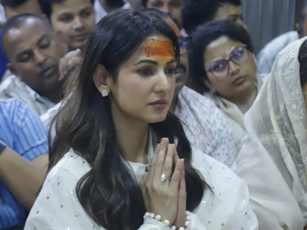 Sonal Chauhan Visits Mahakal Temple for Bhasma Aarti Darshan
