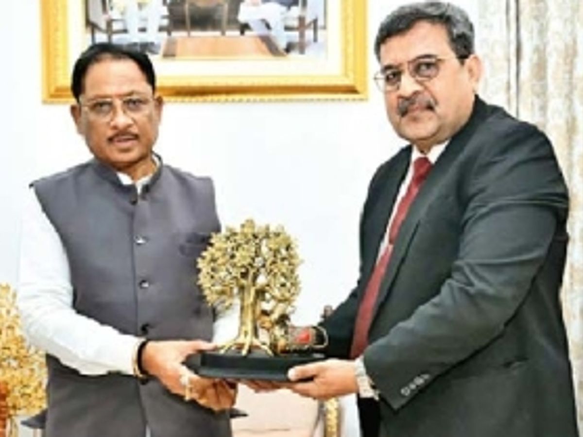 IOC CGM meets Chief Minister Sai, discusses strengthening fuel supply in  the state