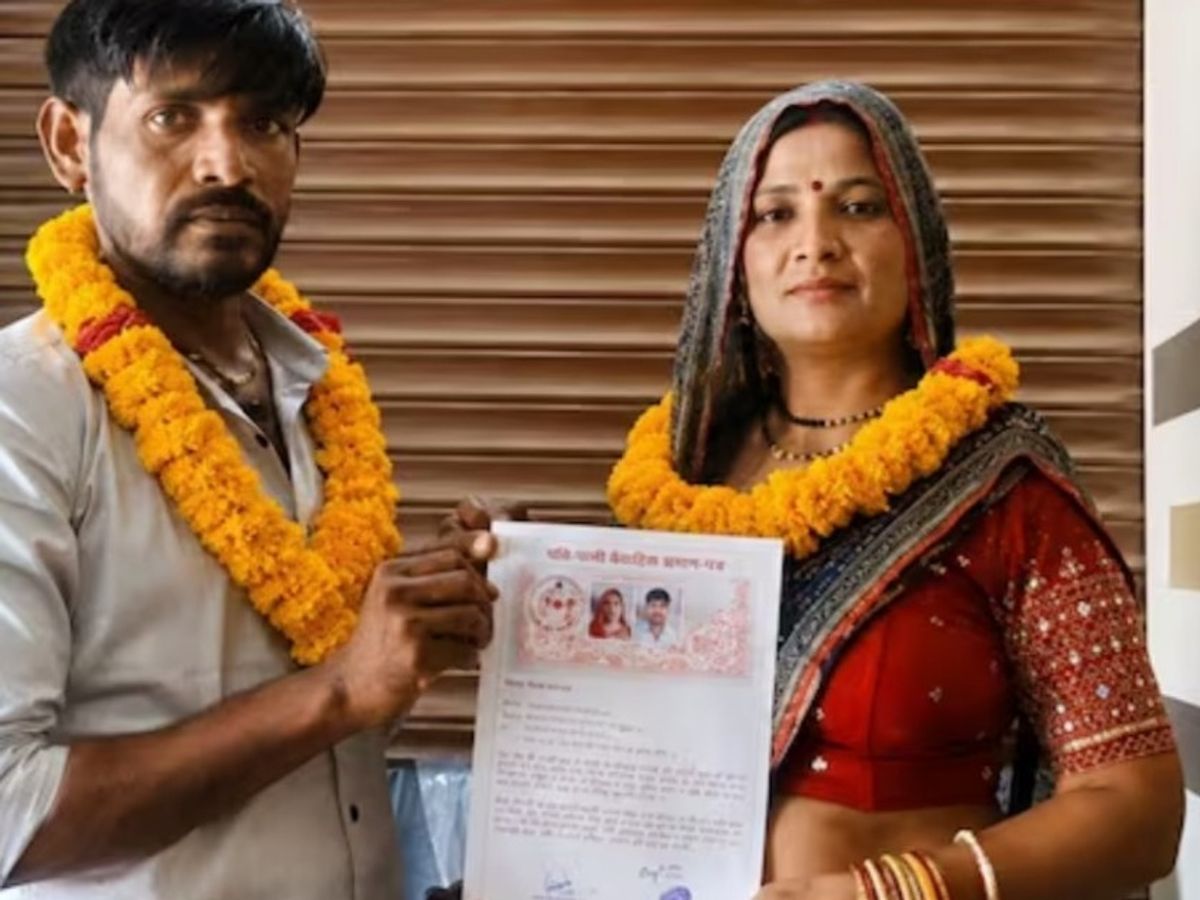 Kanpur Dehat: Saas-Damad Court Marriage Viral Video | Area Buzz