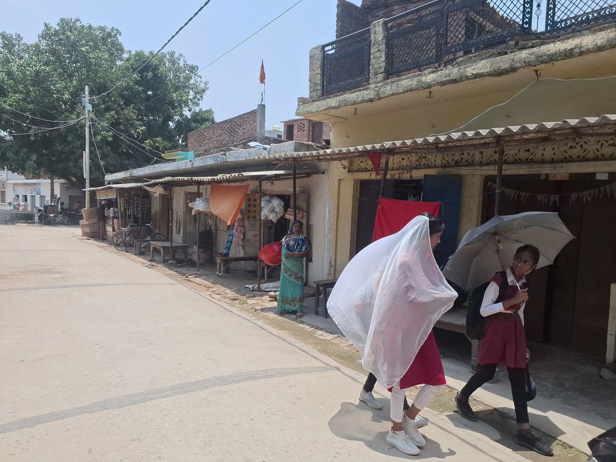 मधुबन में गर्मी के बीच खुले विद्यालयों में कम उपस्थिति