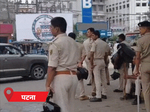 नीट पेपर लीक के विरोध में प्रदर्शन और पुलिस तैनाती