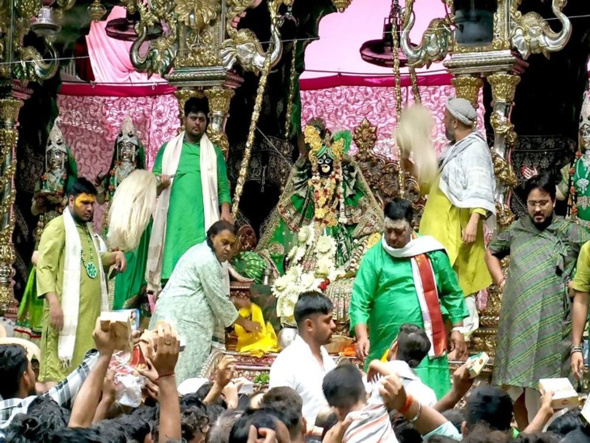 Banke Bihari Vrindavan | Swarn Rajat Hindola Darshan Haryali Teej 2026