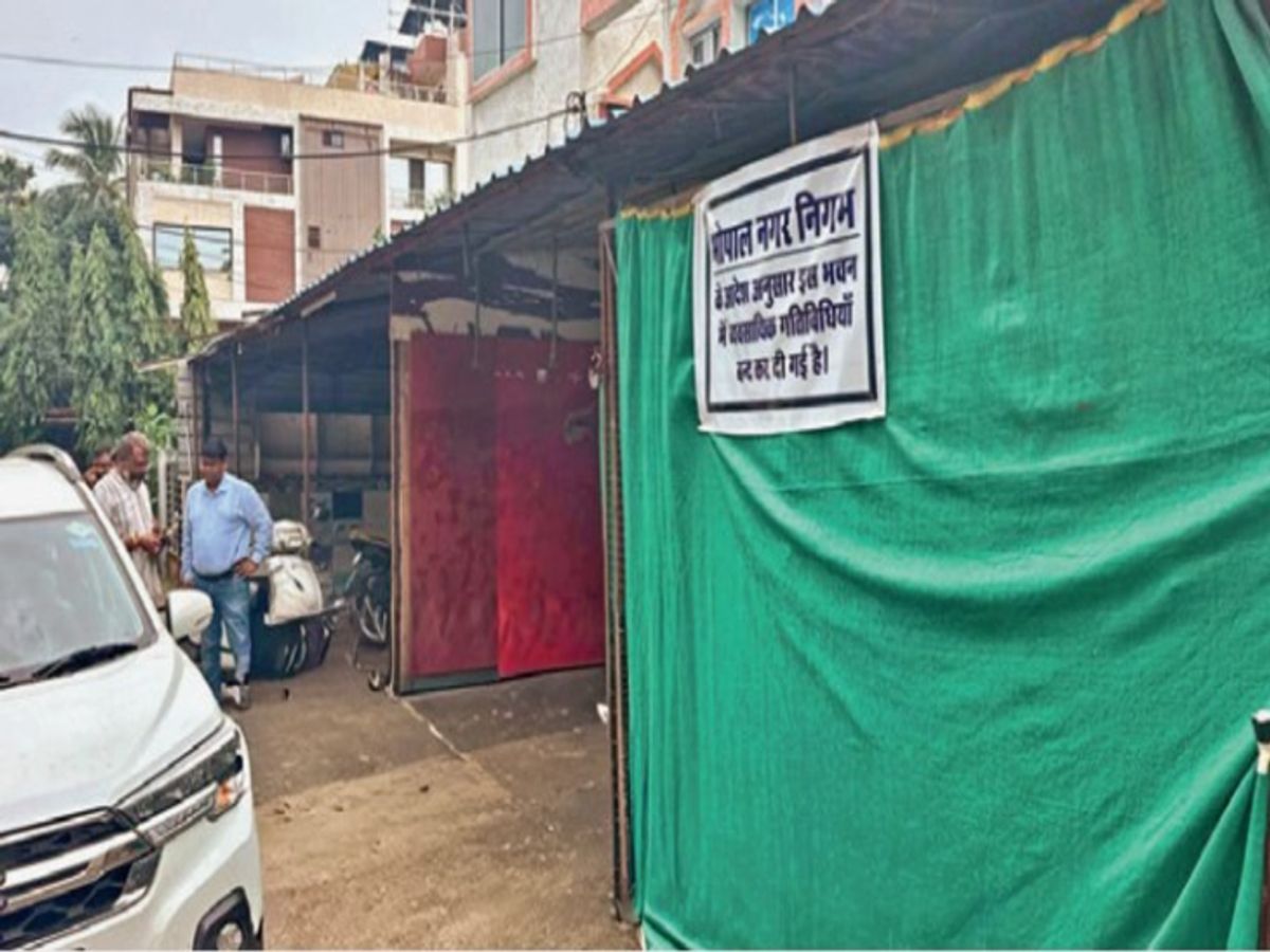 भोपाल: आवासीय क्षेत्रों में अवैध प्रतिष्ठानों पर सीलिंग के लिए उतरीं नगर निगम टीमें