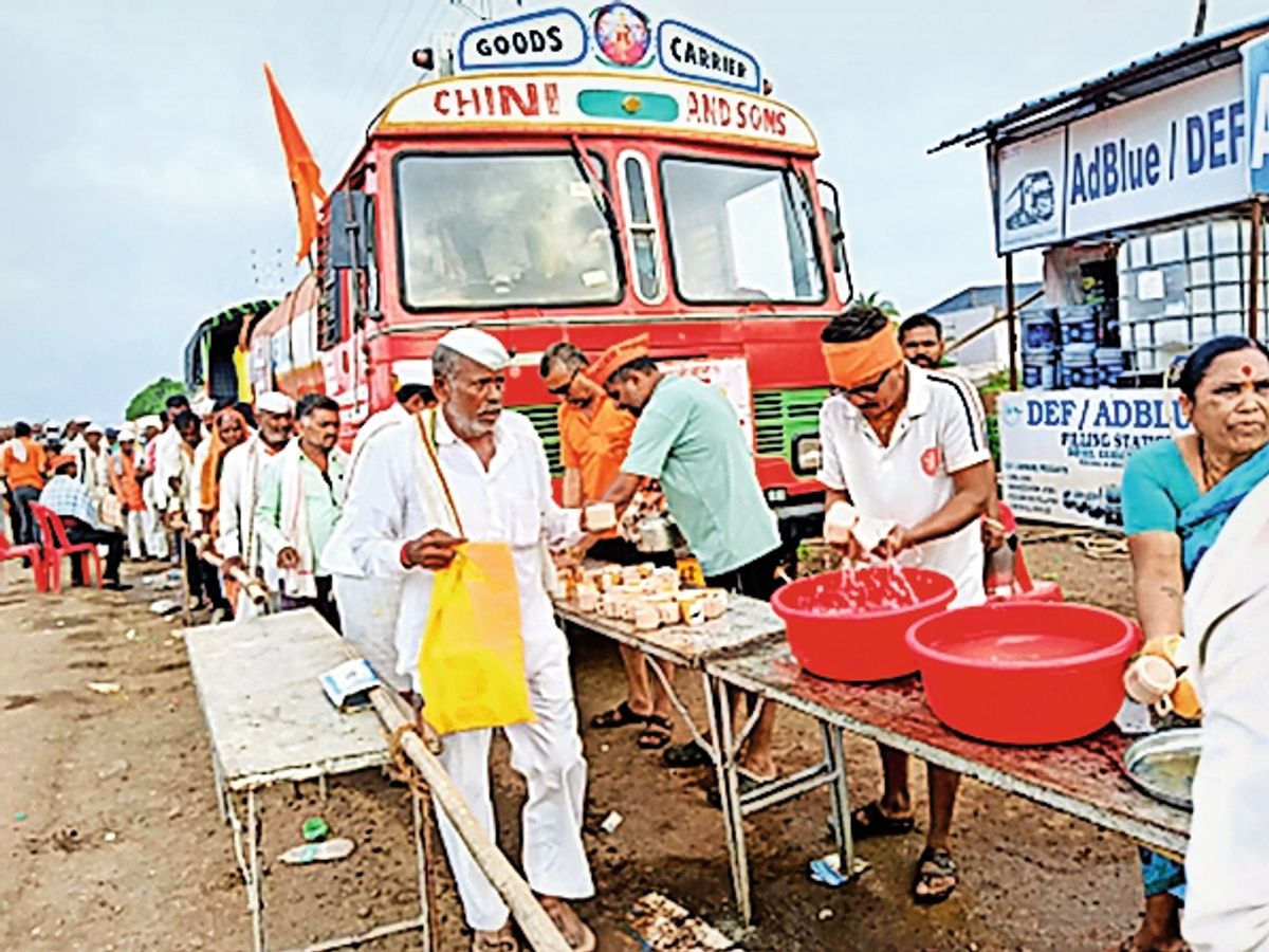 वारकर्‍यांच्या सेवेतून विठुरायांचे दर्शन घडते: सरपंच मयुर आंधळे; दिंडीतील वारकर्‍यांसाठी पाणी, चहा व फराळाची केली उत्तम व्यवस्था