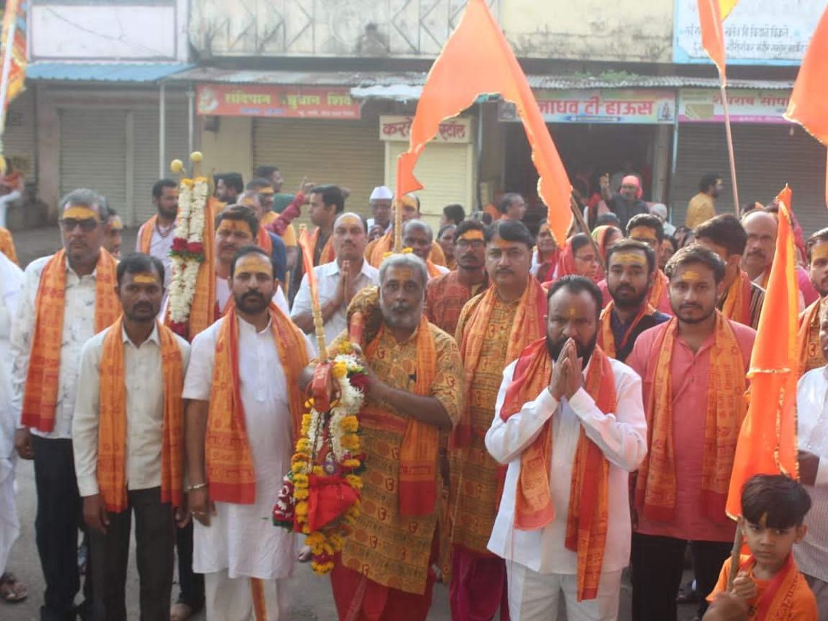 वडिलांची 29 वर्षांची परंपरा कायम; लातूरच्या 500 भाविकांची भव्य शिवकावड प्रभू वैद्यनाथाच्या चरणी!