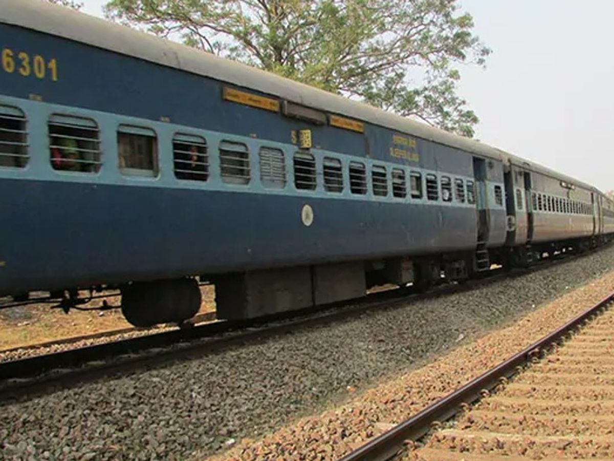 Weekly train between Palitana - Bandra will start from October 17 | 17 ઓક્ટોબરથી પાલીતાણા - બાંદ્રા વચ્ચે સાપ્તાહિક ટ્રેન શરૂ થશે | Divya Bhaskar