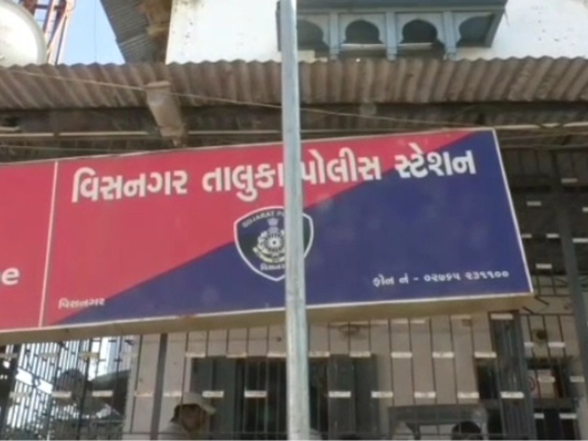 A woman police constable has lodged a complaint against a Santhal policeman who was involved in a speeding accident | ફરિયાદ: પુરઝડપે ગાડી ચલાવી અકસ્માત કરનાર સાંથલના પોલીસ કર્મી સામે મહિલા ...