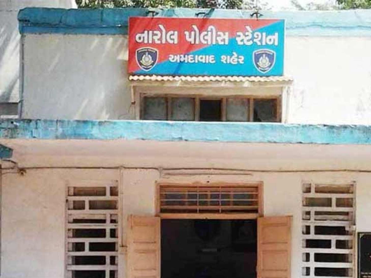 Narol police spotted the thief and fled with handcuffs at the station,  police cordoned off and searched. | આરોપી ફરાર: નારોલ પોલીસે સ્ટેશનમાં નજર  ચૂકવીને હાથે બાંધેલી હથકડી સાથે ચોર ફરાર ...