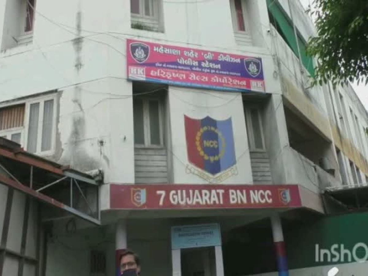 A bootlegger was cutting liquor in Mehsana and the police raided it, the main accused absconding was caught, 1.64 lakh worth of cash was seized. | નશાનો વેપાર: મહેસાણામાં બુટલેગર દારૂ કટીંગ