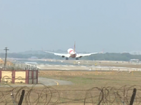 Calicut-Saudi Air India flight diverted due to hydraulic failure; Airplane  safe landing | તિરુવનંતપુરમ એરપોર્ટ પર ઈમરજન્સી: કાલિકટ-સાઉદીની એર ઈન્ડિયા  ફ્લાઇટ હાઇડ્રોલિક ફેલની ...