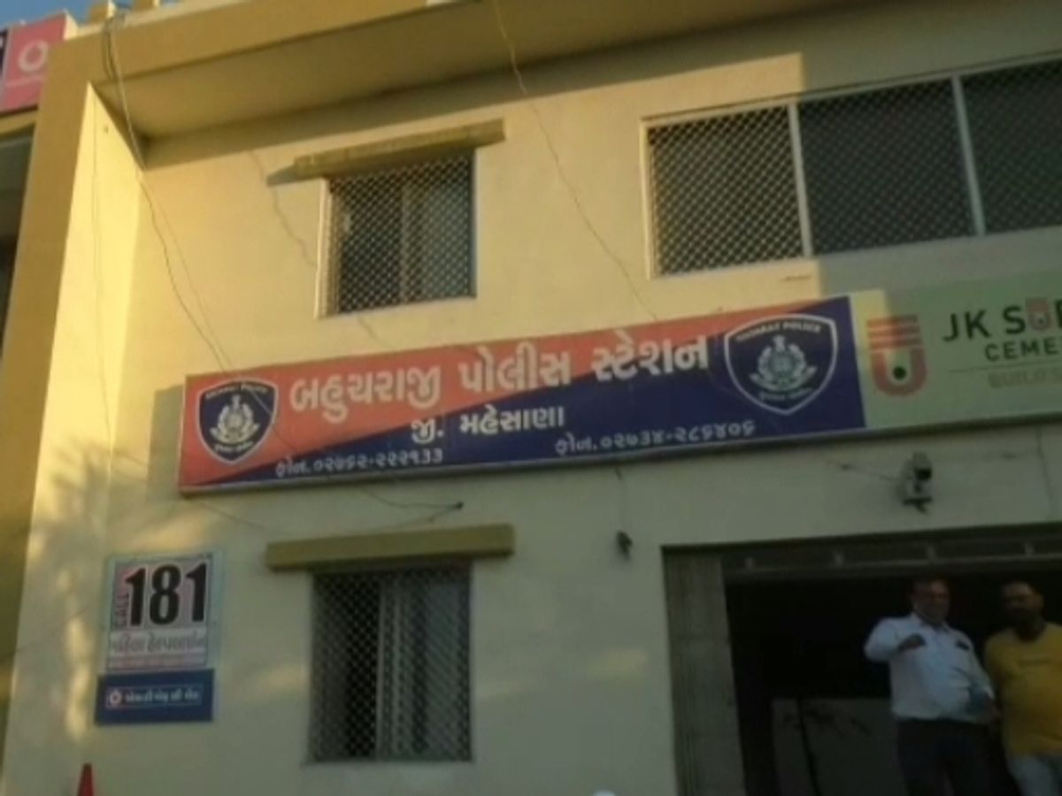 Clash between two groups near Asjol in Becharaji, stones pelted on police's  van when it reached the spot | પોલીસ પર પથ્થરમારો: બેચરાજીમાં આસજોલ પાસે બે  જૂથ વચ્ચે અથડામણ, પોલીસ ઘટનાસ્થળ પર