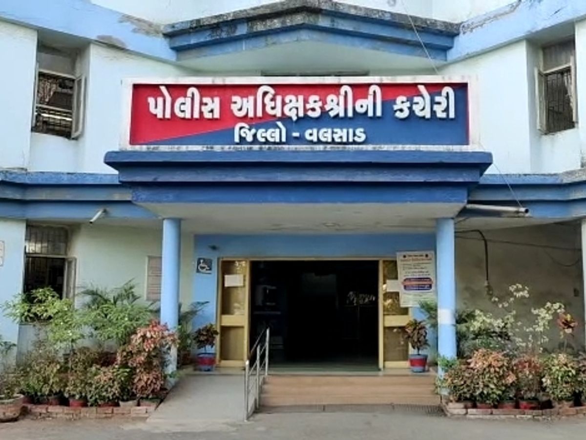 Valsad District Police Chief Announces Internal Transfer of 10 PIs and 4  PSIs | આંતરિક બદલી: વલસાડ જિલ્લાના પોલીસ વડાએ 10 PI અને 4 PSIની આંતરિક  બદલીનો ગંજીપો ચીપ્યો - Valsad News | Divya Bhaskar