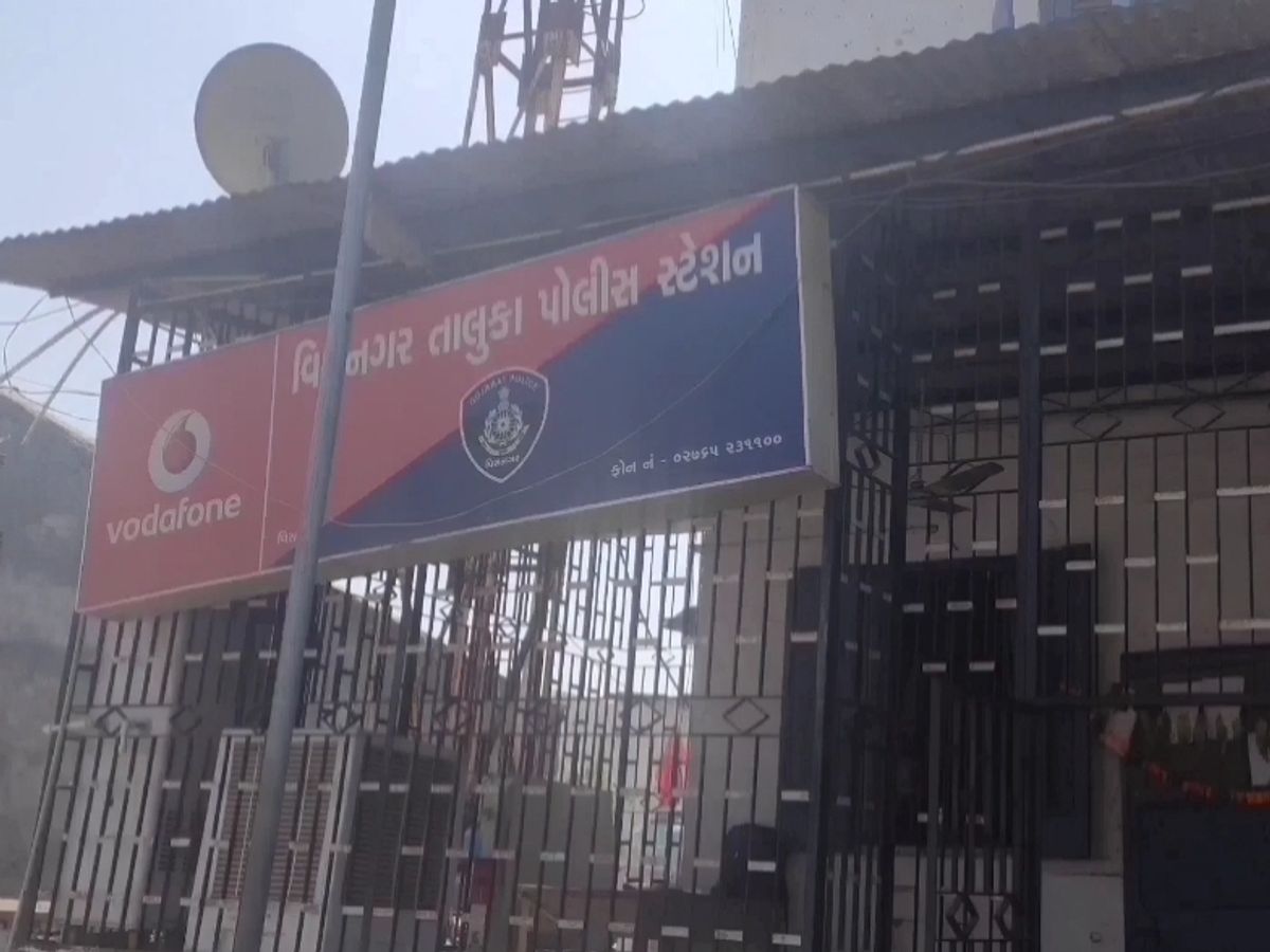 An accident occurred near GEB sub station from Umta village in Visnagar;  Two people, including a woman, were injured when the driver lost control |  છકડો પલટી મારી જતાં અકસ્માત: વિસનગરના ઉમતા