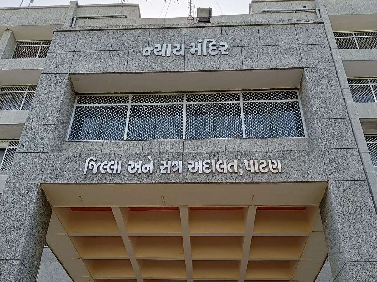 In the Patan court campus, the complainant demanded papers and checks and  threatened them, a crime was registered against two persons | ધમકી આપ્યાની  ફરિયાદ: પાટણ કોર્ટ કેમ્પસમાં ફરિયાદી પાસે કાગળો અને