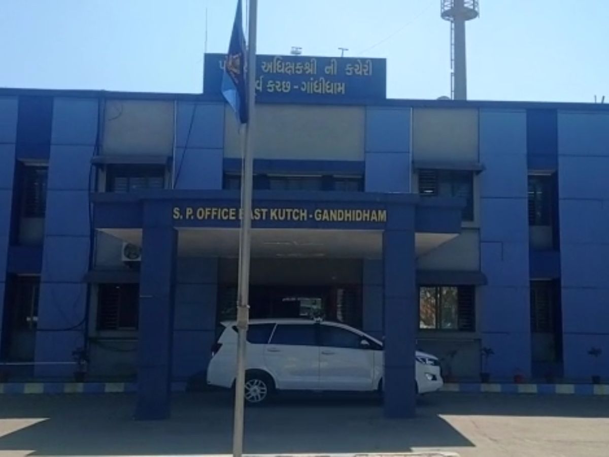 Mass internal transfer of 12 Police Inspectors and 12 PSIs of East Kutch in  the district