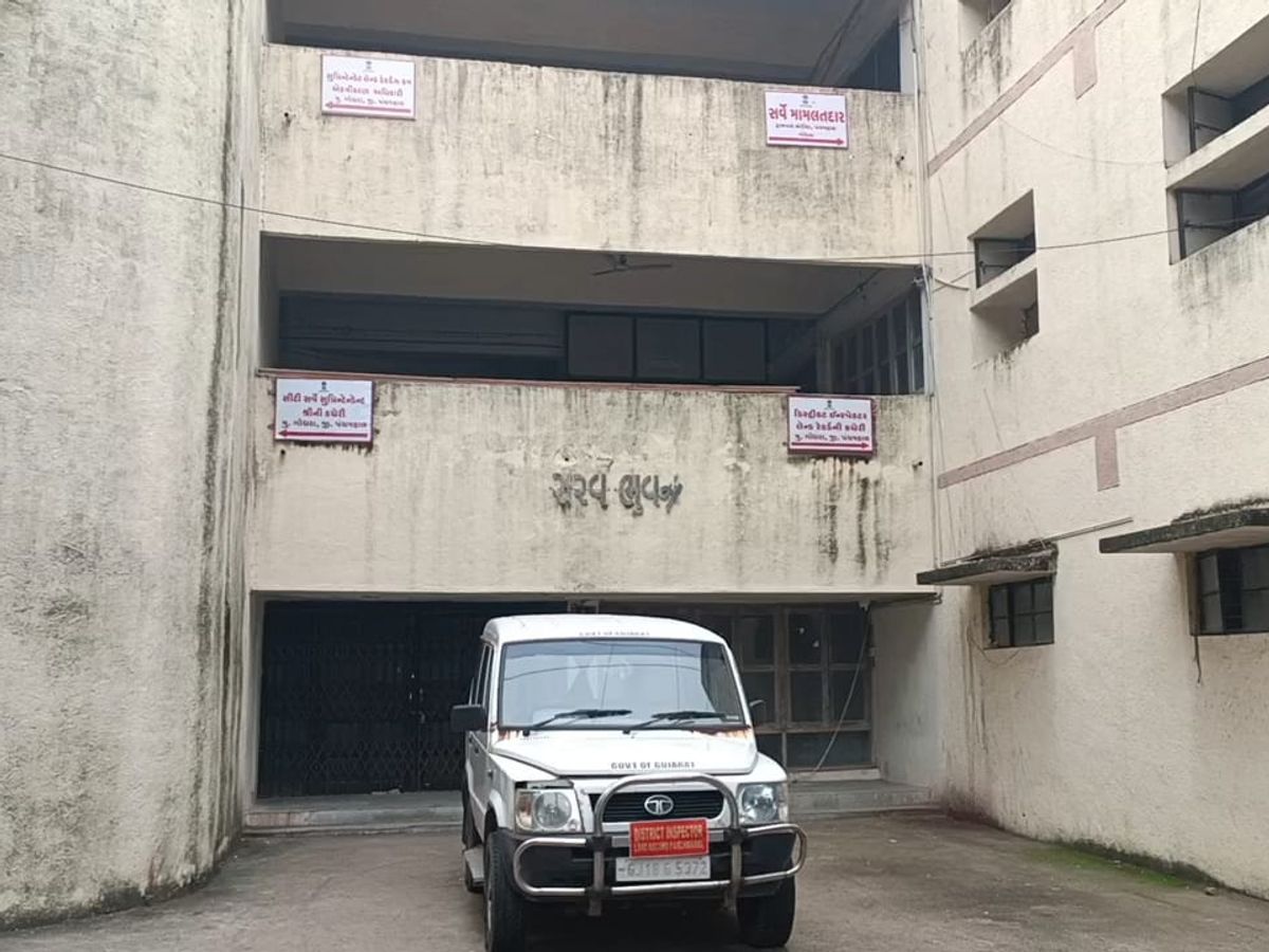 In the CT Survey office of Godhra city, the investigation is intensified as  around 3500 property cards are issued against the rules. | ગાંધીનગરની ટીમના  ગોધરામાં ધામા: ગોધરા શહેરની સીટી સર્વે કચેરીમાં નિયમ વિરુદ્ધ 3500 જેટલા પ્રોપર્ટી  કાર્ડ ઇસ્યુ કરાતા તપાસ તેજ ...