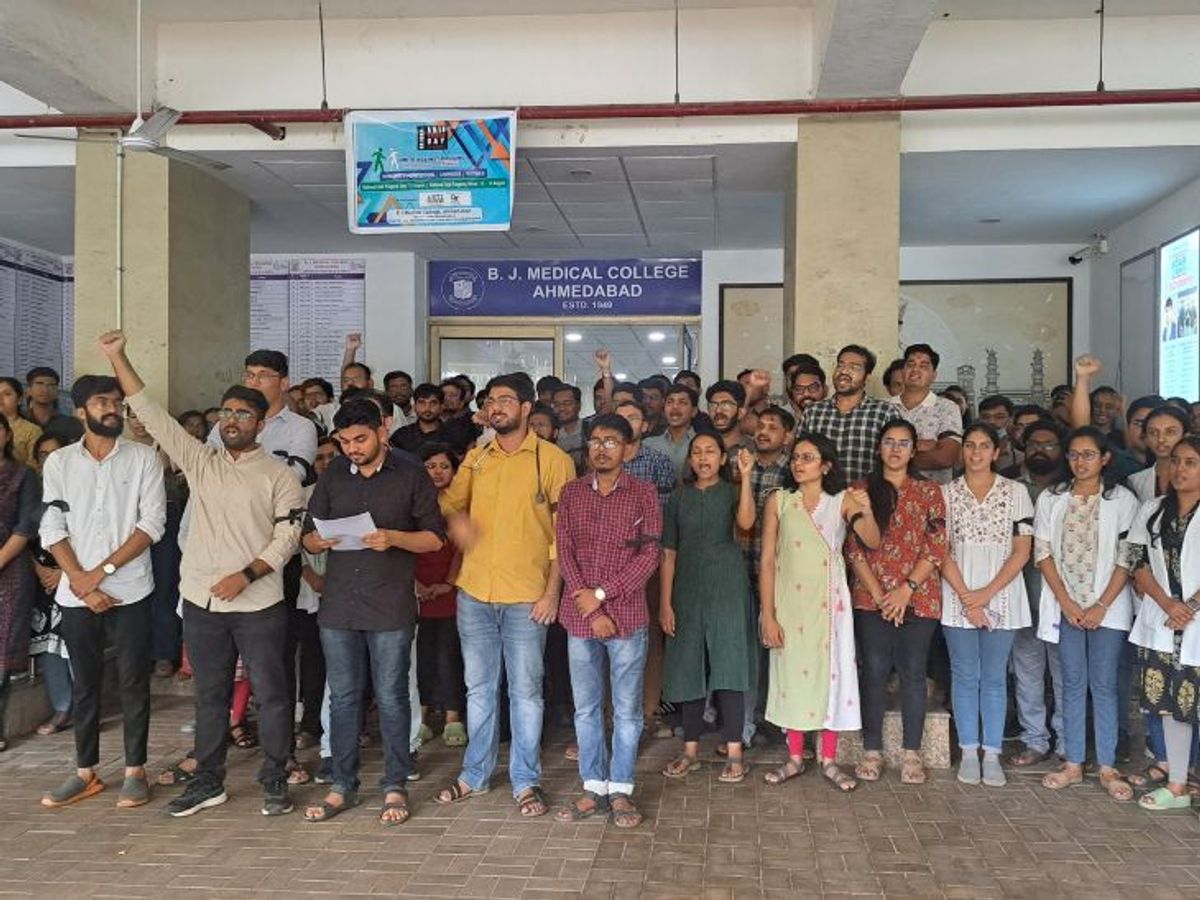 Echoes of rape and murder with a trainee female doctor in Kolkata | કોલકાતા તબીબ રેપ કેસના પડઘા ગુજરાતમાં: અમદાવાદની બી.જે. મેડિકલ કોલેજમાં સિક્યુરિટી વધારવા માગ ...