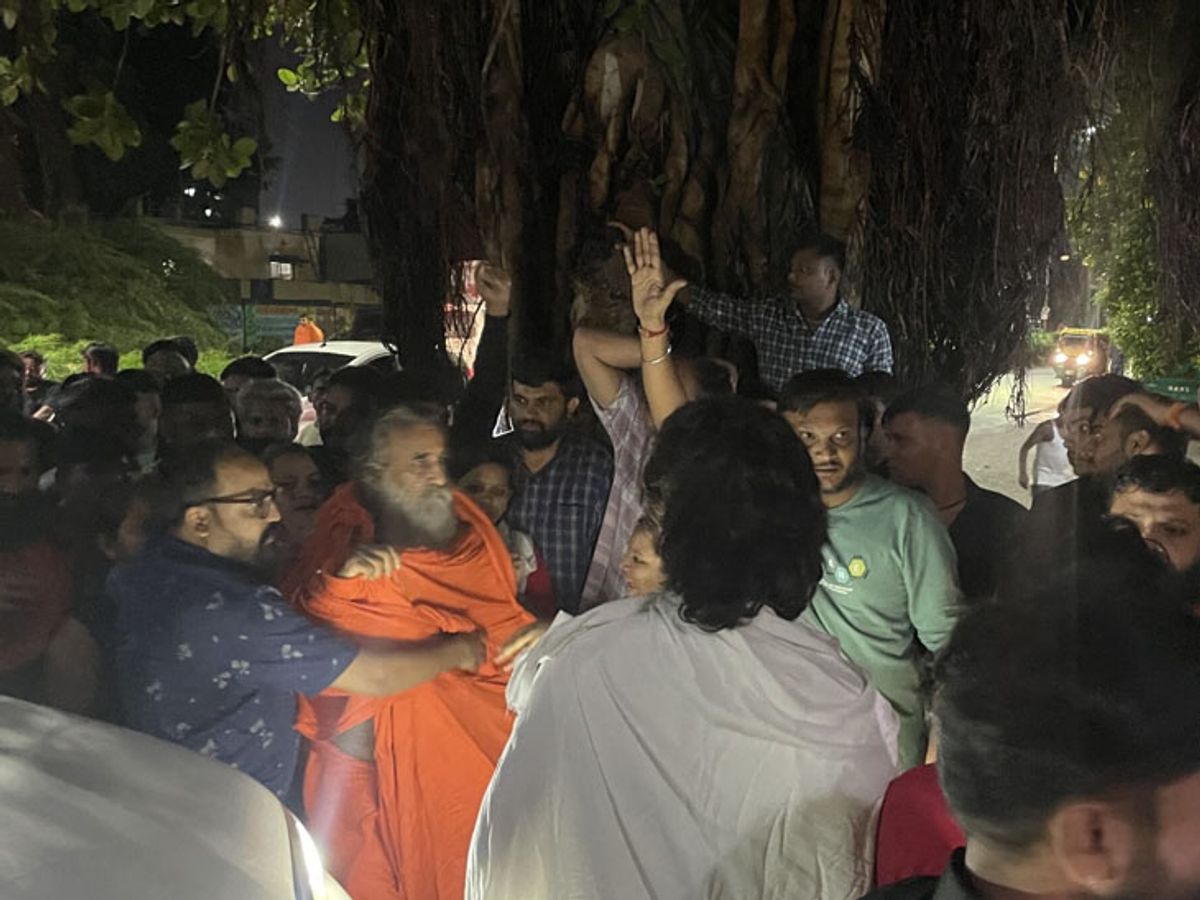 50 Crore Sarkhej Bharti Ashram controversy, Hariharananda Bapu took over  from Junagadh | ભાસ્કર બ્રેકિંગ: 50 કરોડના સરખેજ ભારતી આશ્રમનો વિવાદ,  જૂનાગઢથી આવી હરિહરાનંદ બાપુએ કબજો ...