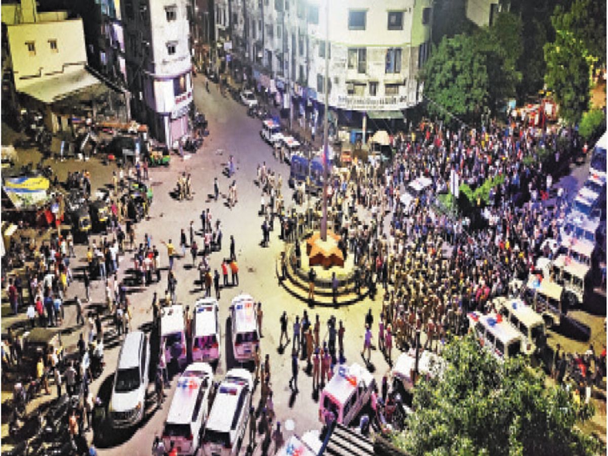 Stone pelting at Syedpura Anise Bazar in Surat | સુરતમાં ગણેશ પ્રતિમા પર 12 વર્ષના 6 મુસ્લિમ બાળકોનો પથ્થરમારો: રોષે ભરાયેલાં લોકોએ વાહનો સળગાવ્યાં, પોલીસનો ...