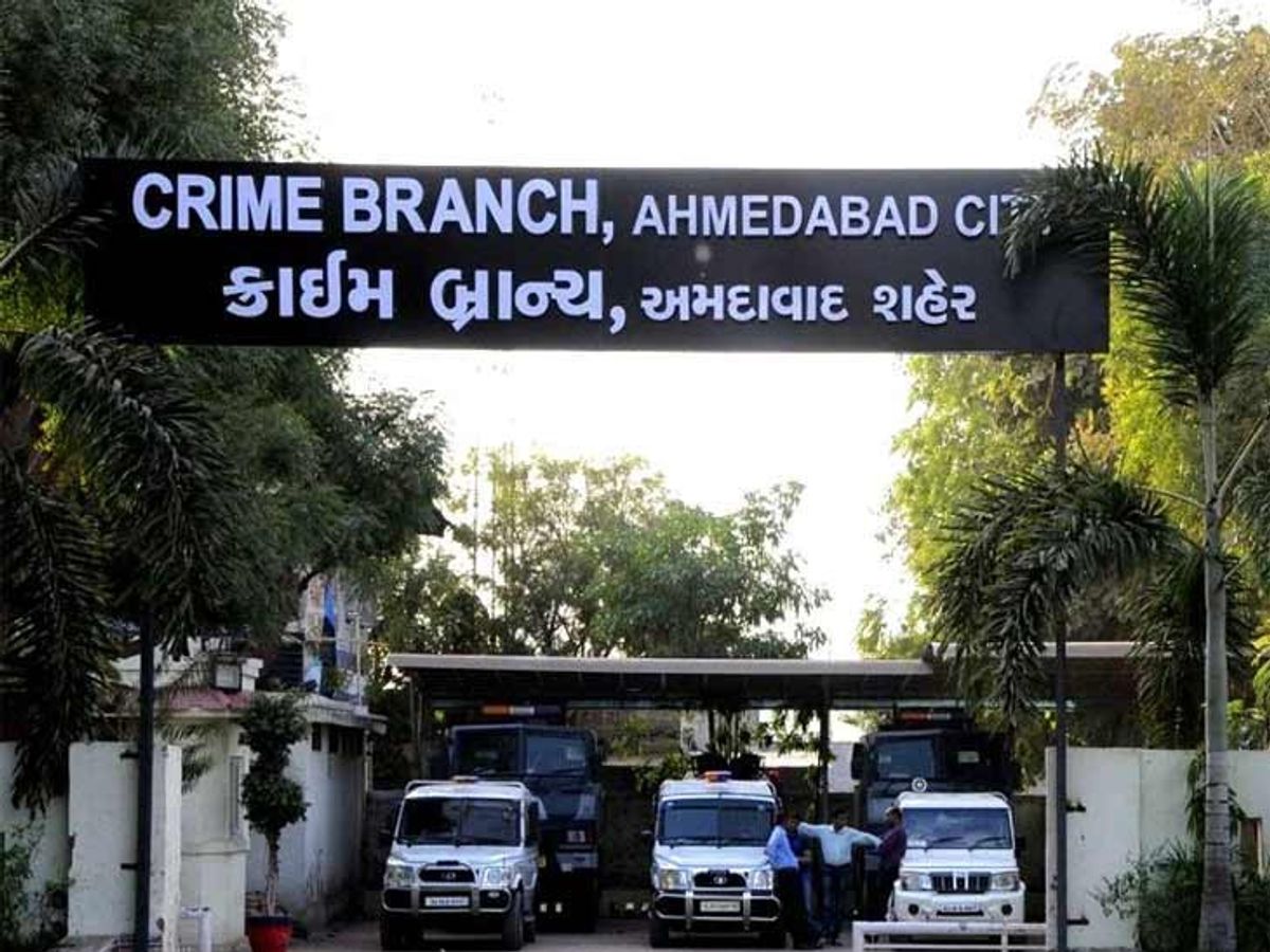 Ahmedabad Crime Branch arrested the accused with 7 weapons and two dozen  cartridges from the city