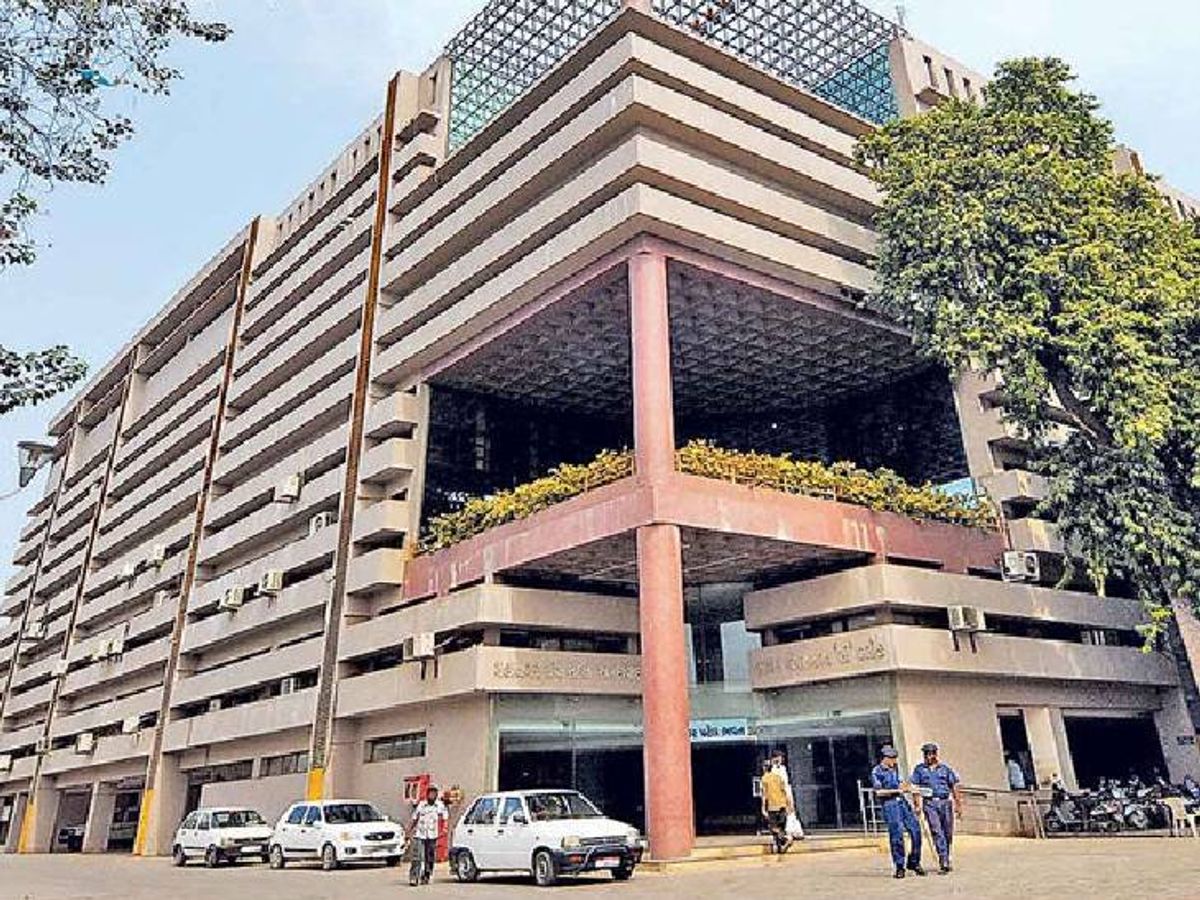 28 officers transferred at once | AMC કમિશનરે બદલીનો ગંજીફો ચીપ્યો: પાંચ  વર્ષથી એક જગ્યા પર ફરજ બજાવતા 20 આસિ. મ્યુનિસિપલ કમિશનર અને 8 ડે. હેલ્થ  ઓફિસરોની બદલી ...
