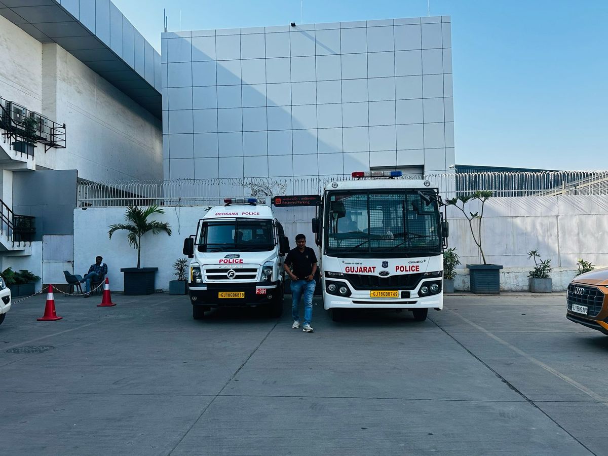 8 Gujaratis deported from America in second phase | બીજા તબક્કામાં અમેરિકાથી 8 ગુજરાતી ડિપોર્ટ: અમદાવાદ એરપોર્ટથી કાળા પડદાવાળી ગાડીમાં મહેસાણાના 6 અને ...