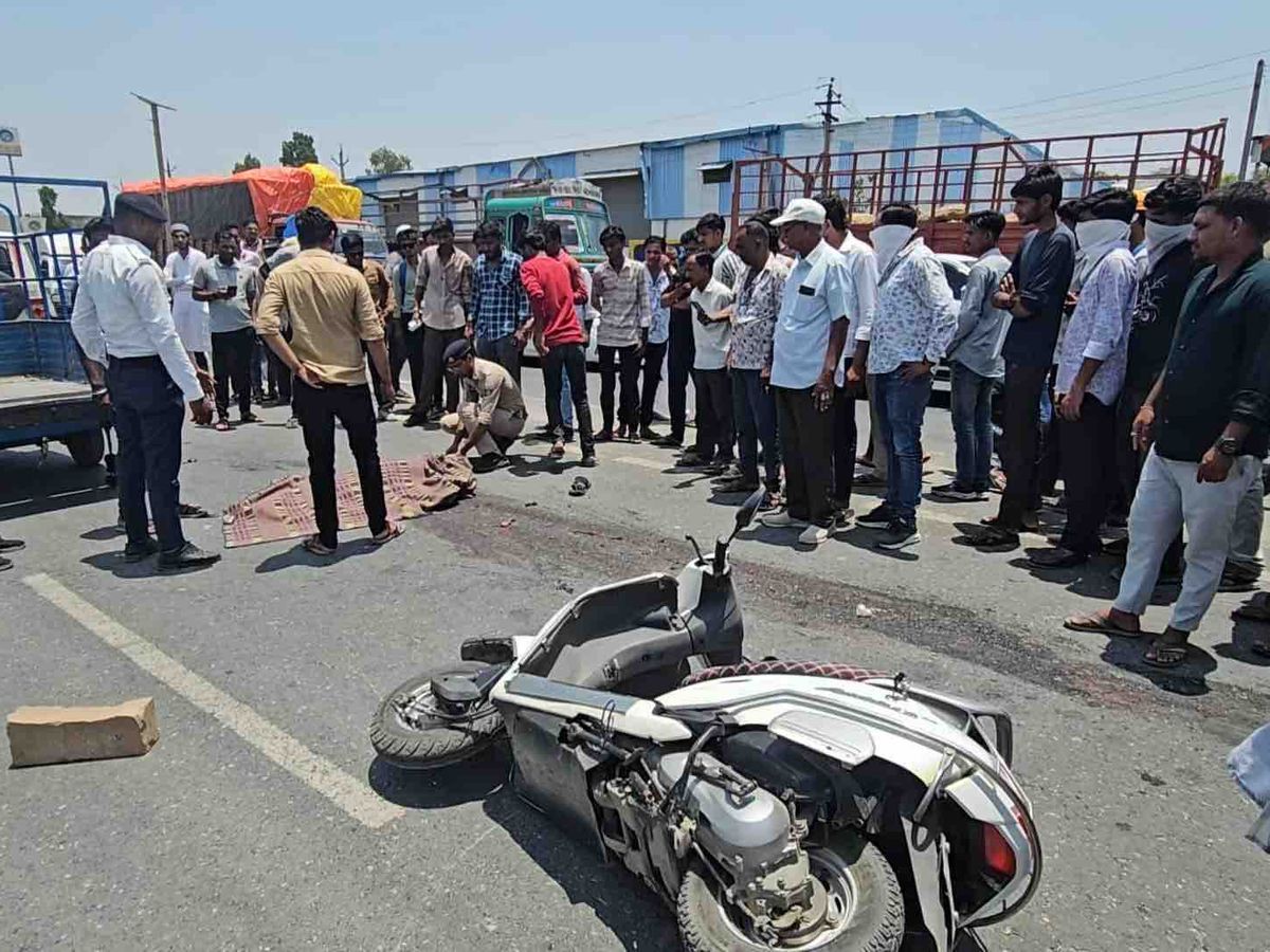 Accident between truck and Activa at Khali intersection in Siddhpur |  સિધ્ધપુરના ખળી ચાર રસ્તા પર ટ્રક-એક્ટિવા વચ્ચે અકસ્માત: 77 વર્ષીય વૃદ્ધનું  ઘટનાસ્થળે મોત, કરિયાણાની ...