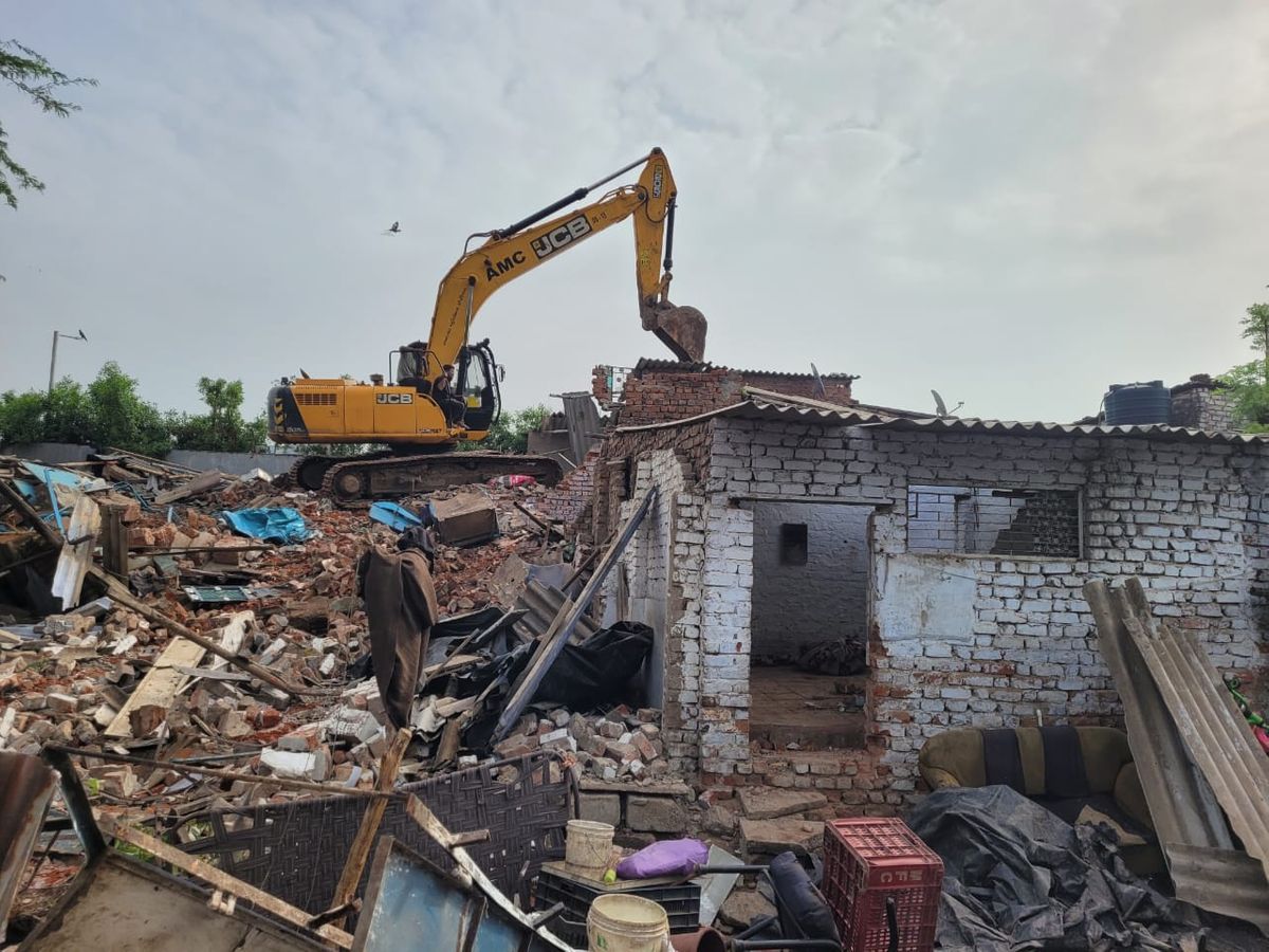 Mega demolition in Bapunagar, Ahmedabad today | અમદાવાદના બાપુનગરમાં મેગા  ડિમોલિશન: બે કલાકમાં 450 જેટલાં કાચાં-પાકાં દબાણો દૂર કરાયાં; પોલીસને તલવાર  બતાવી ...