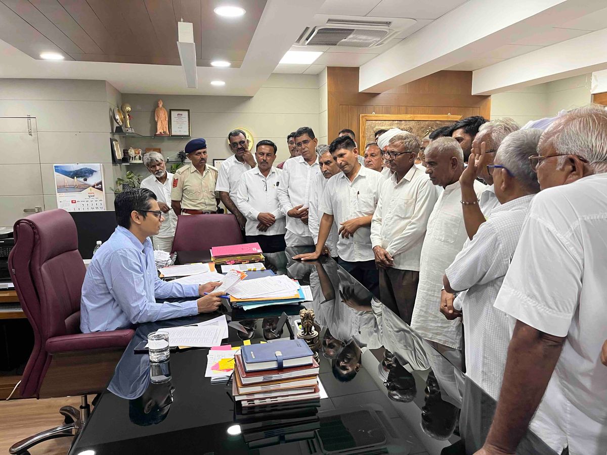 More than 200 farmers submitted an application to the collector,  threatening to protest if assistance is not provided. | બનાસકાંઠામાં  વરસાદથી પાક બરબાદ: 200થી વધુ ખેડૂતોએ કલેક્ટરને આવેદન આપ્યું ...
