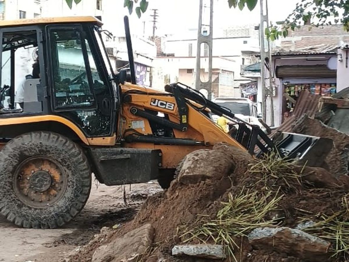 Kadi police demolish illegal construction of attempted murder accused | કડી  પોલીસની કાર્યવાહી: હત્યાના પ્રયાસના આરોપીનું ગેરકાયદે બાંધકામ તોડી પડાયું -  Kadi News | Divya Bhaskar
