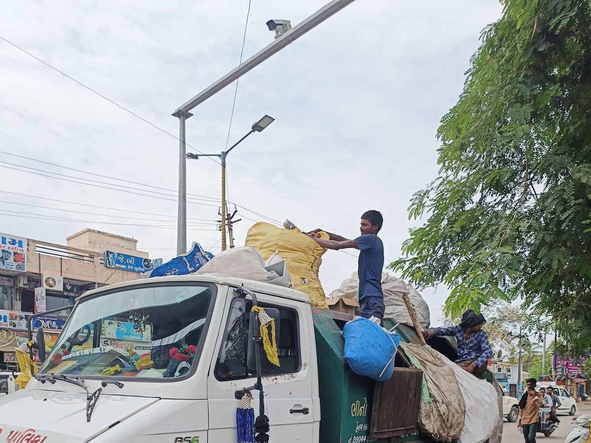 Disa Municipality pays Darbar West Rs 50 lakhs every month for cleaning,  but the agency was not even asked for an explanation. | કચરા કૌભાંડ: ડીસા  પાલિકા દરબાર વેસ્ટને દર મહિને સફાઈ