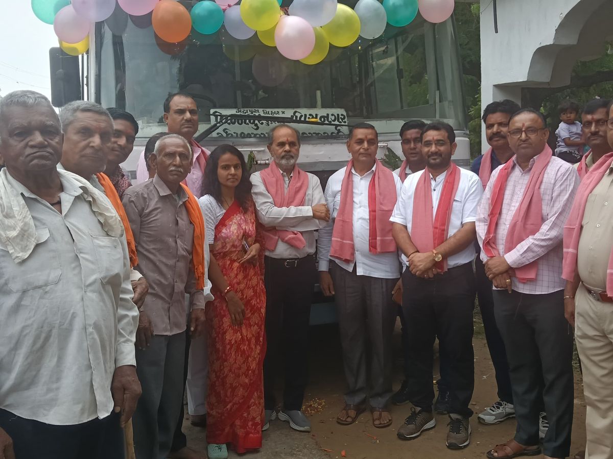 More than 100 students of Medarapura got big relief | મેદરાપુરાના 100થી વધુ  વિદ્યાર્થીઓને મળી મોટી રાહત: શાળાએ જવા માટે સ્પેશિયલ બસની સુવિધા શરૂ, ધારાસભ્યએ  લીલી ...