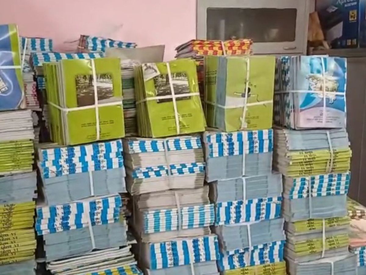 Aravalli Malpur Scrap Shop Government Textbooks Seized DPEO Investigation | માલપુરના ભંગારમાંથી સરકારી પુસ્તકોનો મોટો જથ્થો ઝડપાયો: ધોરણ 1થી 8ના 5000 પુસ્તકો મળ્યા, મહીસાગરના ...