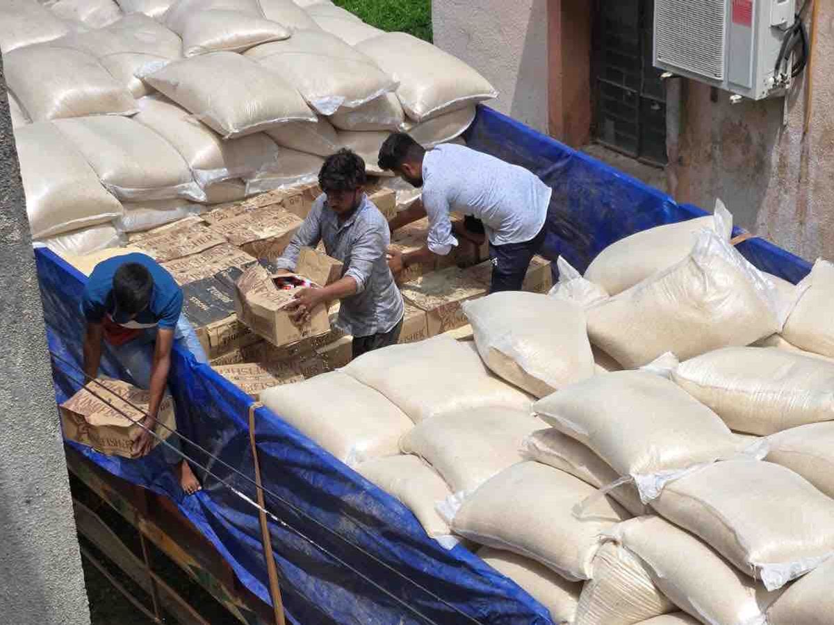 A large consignment of liquor was seized from the Amirgarh border. | અમીરગઢ  બોર્ડર પરથી દારૂની મોટી ખેપ પકડાઈ: ટ્રકમાં ચોખાના કટ્ટા નીચે 20 લાખથી વધુની  કિંમતના વિદેશી ...