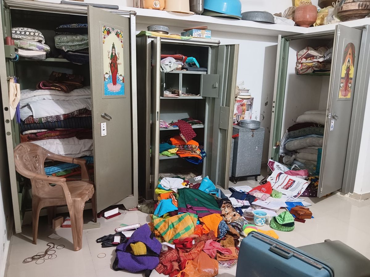 Locks of 6 closed houses broken simultaneously in Kharadharwa village of  Chansma | તસ્કરોનો આતંક: ચાણસ્માના ખારાધરવા ગામમાં એક સાથે 6 બંધ મકાનોમાં  તાળાં તૂટ્યાં - Patan News | Divya Bhaskar