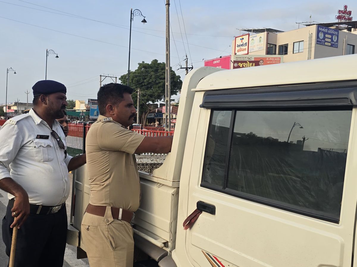 Tharad Police Traffic Drive Black Film Number Plate Fine | થરાદમાં ટ્રાફિક  નિયમોનું ઉલ્લંઘન કરનારા વાહનો પર કાર્યવાહી: બ્લેક ફિલ્મ ઉતારી, બે બાઇક-એક  કાર ડિટેઇન ...