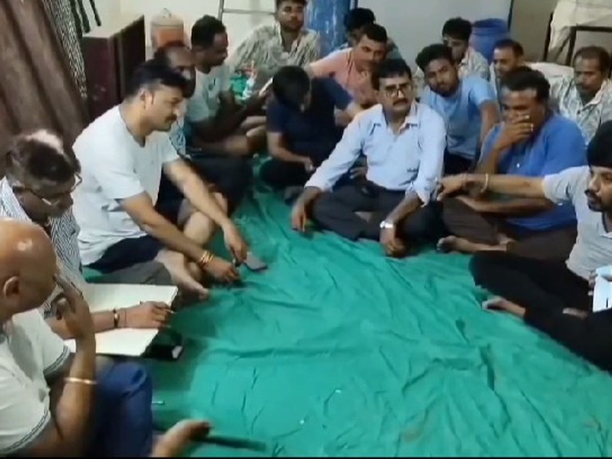 People's problems due to waterlogging in front of Shreeji Heights Society in Vijapur | વિજાપુરની શ્રીજી હાઈટ્સ સોસાયટી આગળ પાણી ભરાતા લોકોની મુશ્કેલી: વરસાદી પાણી અને ખાડાઓથી ...