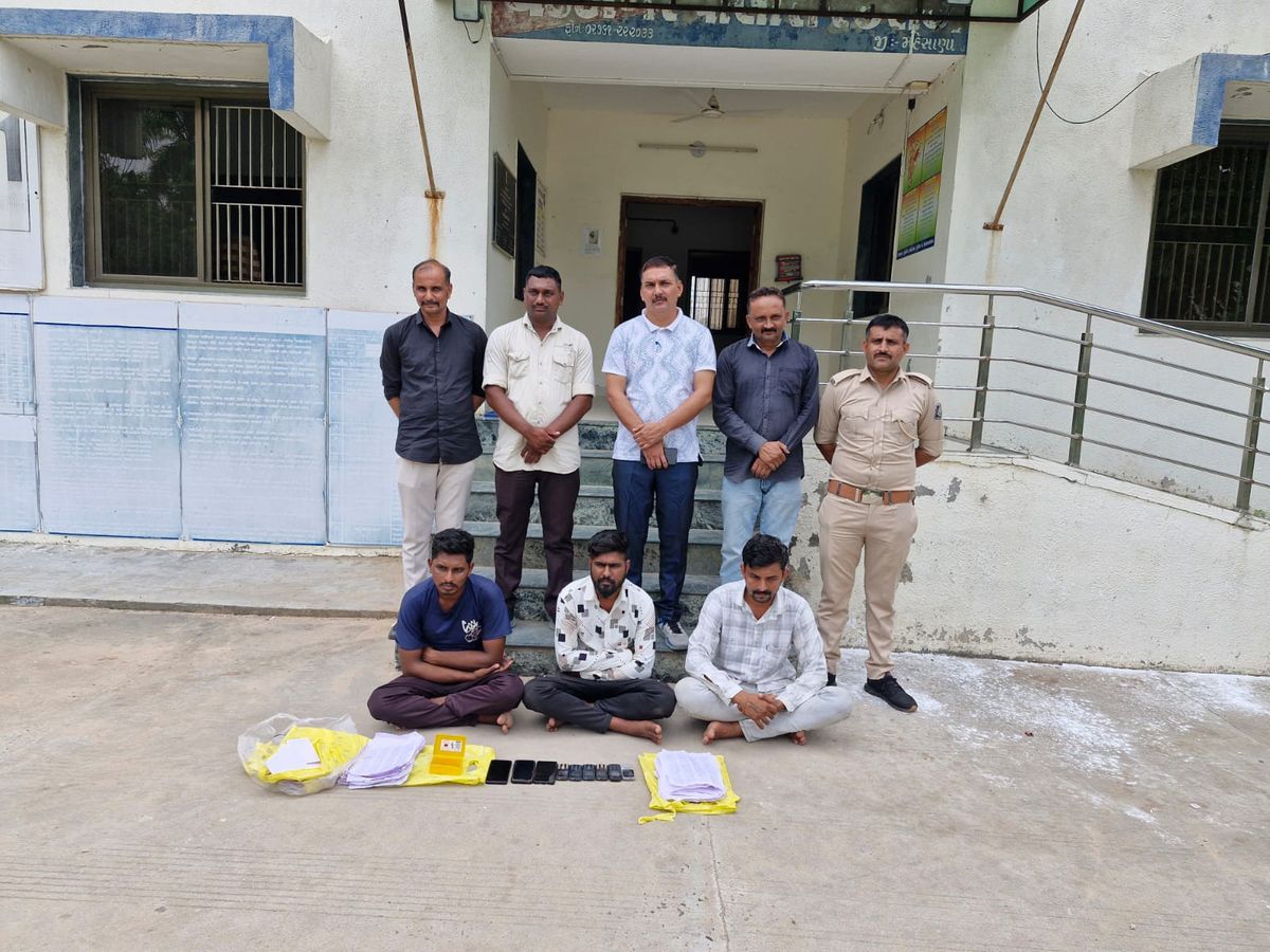 Stock market box trading business exposed | શેરબજારના ડબ્બા ટ્રેડિંગના  ધંધાનો પર્દાફાશ: વડનગરના શાહપુર ગામે પોલીસે દરોડો પાડી 3 શખ્સોની અટકાયત કરી,  4 વોન્ટેડ ...