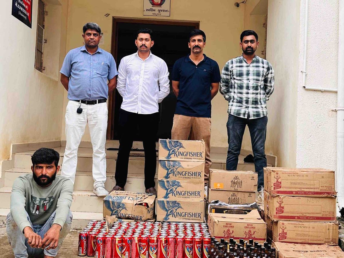 Liquor smuggling by making a secret room in a pickup truck | પીકપ ડાલામાં  ગુપ્ત ખાનું બનાવી દારૂની હેરાફેરી: LCB બનાસકાંઠાએ 1099 બોટલ સાથે એક આરોપીને  પકડ્યો, કુલ 6.34 ...