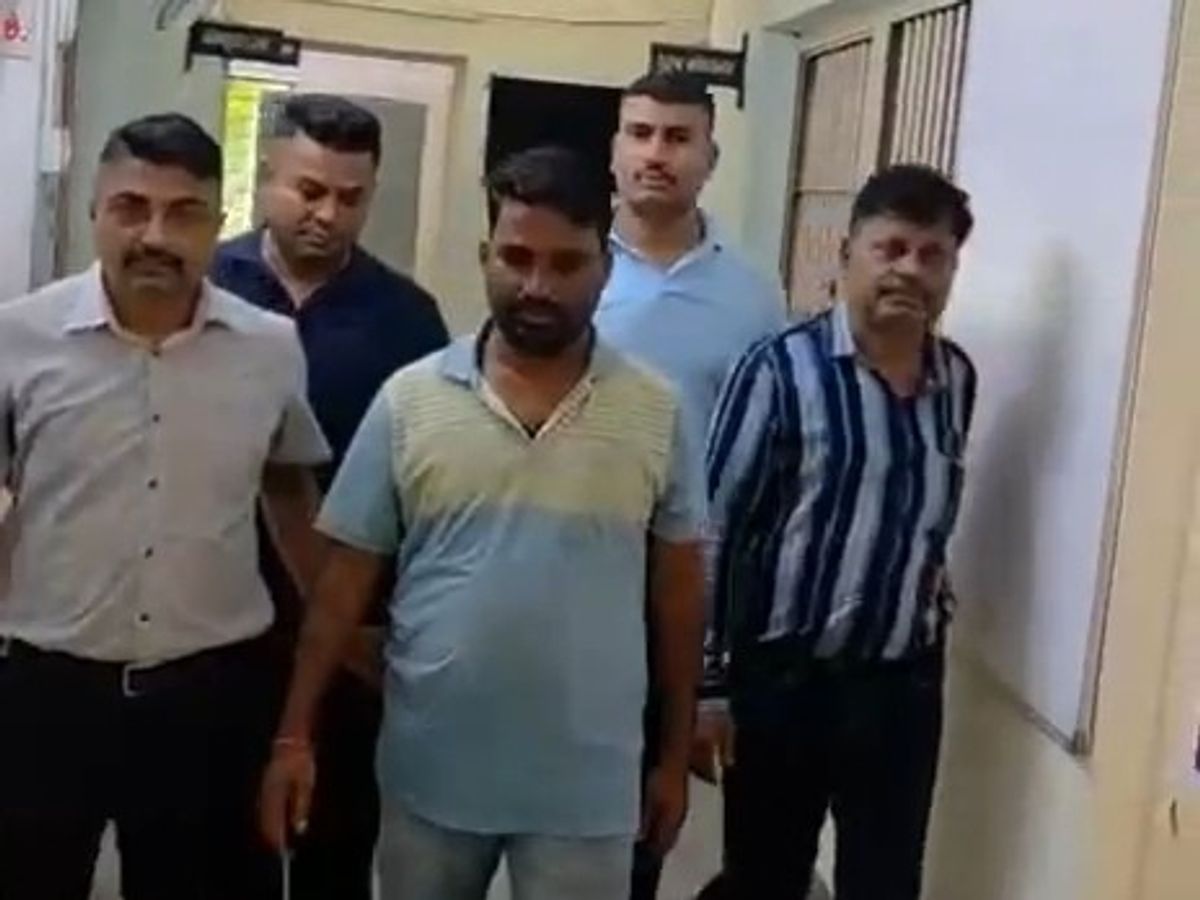 Sabarkantha Khedbrahma Khedva SOG Arrest Fugitive Robbery Murder Arms Act | ચાર  વર્ષથી નાસતો ફરતો આરોપી ખેડબ્રહ્મામાંથી ઝડપાયો: ખેડવા પ્રાથમિક શાળા પાસેથી  SOGએ લૂંટ અને ખૂન ...