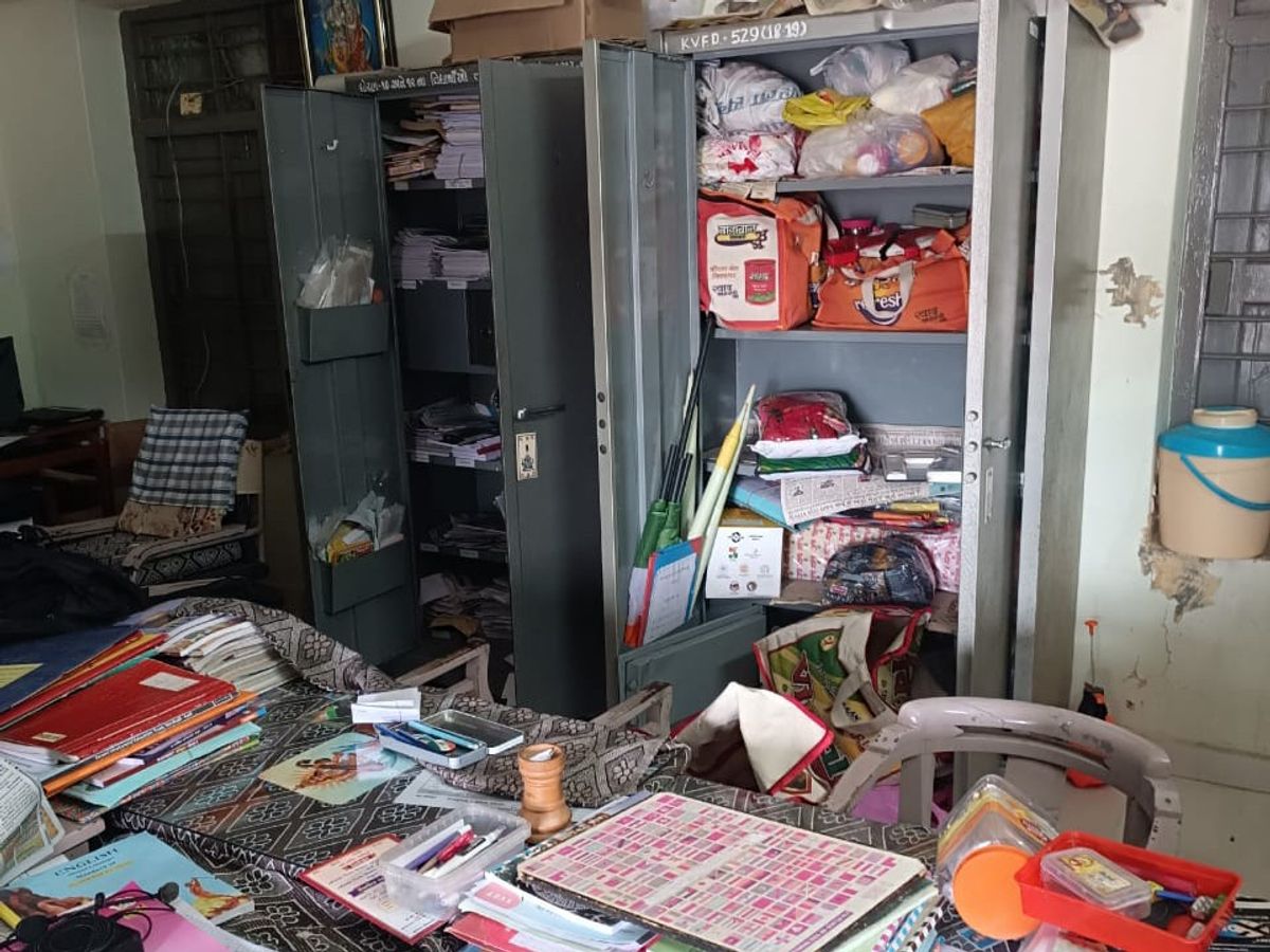 Kalyan Vidyalaya Highschool Kalyanpura Theft | કડીની હાઈસ્કૂલમાં રાત્રે ચોરી:  આચાર્યની ઓફિસ સહિત 5 રૂમના તાળા તોડ્યા, સીસીટીવીમાં તસ્કરોની હલચલ કેદ - Kadi  News | Divya ...