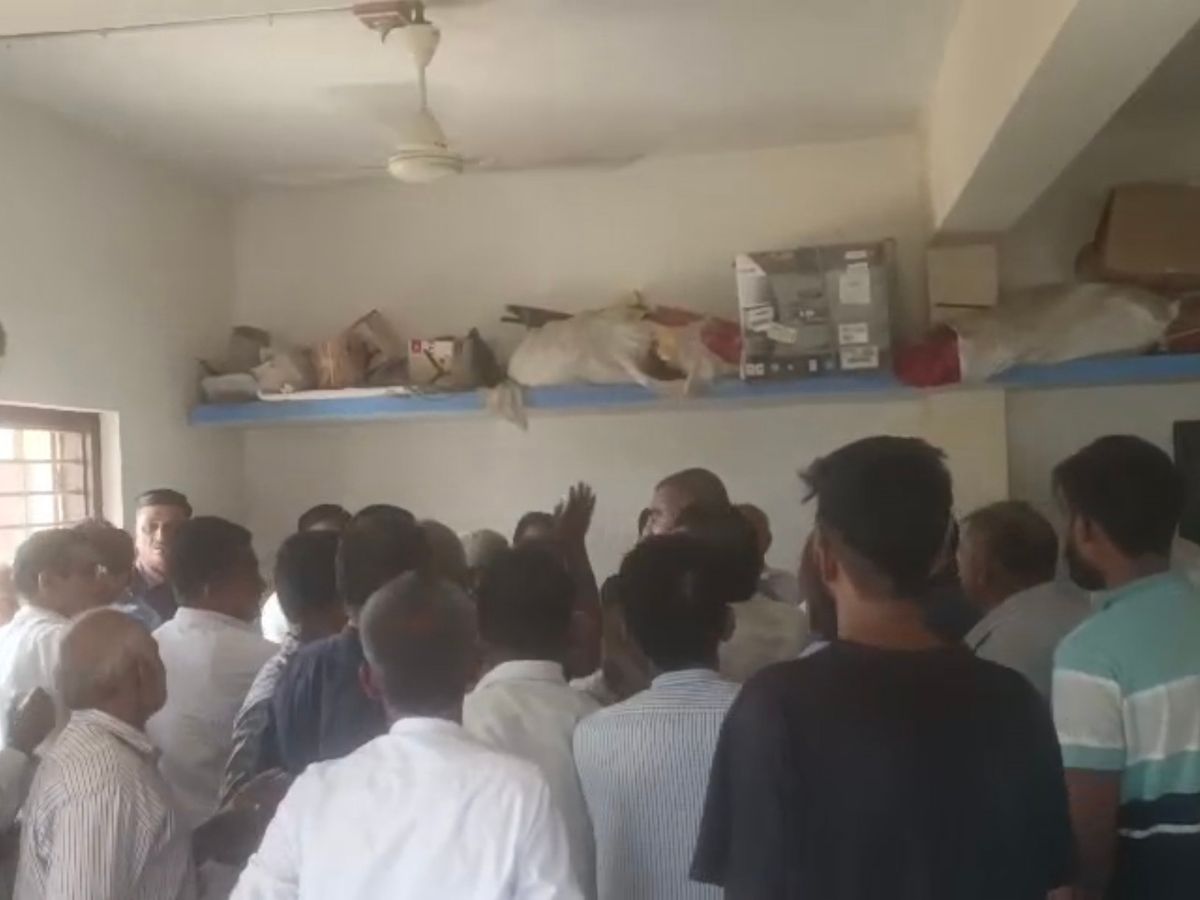 Uproar in Shankar Co-op Society in Visnagar | વિસનગરની શંકર કો-ઓપ.  સોસાયટીમાં હોબાળો: જૂના સભાસદોના મુદ્દે પિતા-પુત્રએ મેનેજરને ધમકી આપી,  બેંકમાં ઘૂસી ...