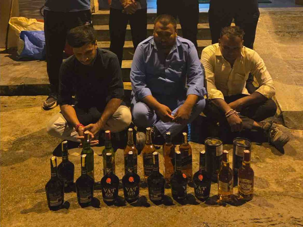 Liquor smuggling caught from NHAI vehicle | NHAIની ગાડીમાંથી દારૂની  હેરાફેરી પકડાઈ: અમીરગઢ નજીક 3.99 લાખના મુદ્દામાલ સાથે ત્રણ આરોપી ઝડપાયા, એક  ફરાર - banaskantha (Palanpur ...