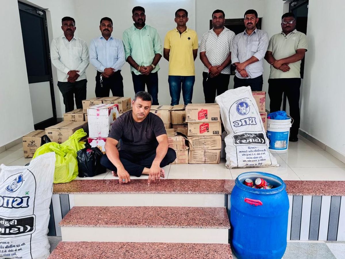 Foreign liquor worth Rs. 6.51 lakh seized from Alif Society in Mehsana,  wanted bootlegger arrested | શોભાસણ રોડની અલીફ સોસાયટીમાંથી 1906 બોટલ દારૂ  ઝડપાયો: 6.51 લાખનો વિદેશી દારૂ LCBએ જપ્ત ...