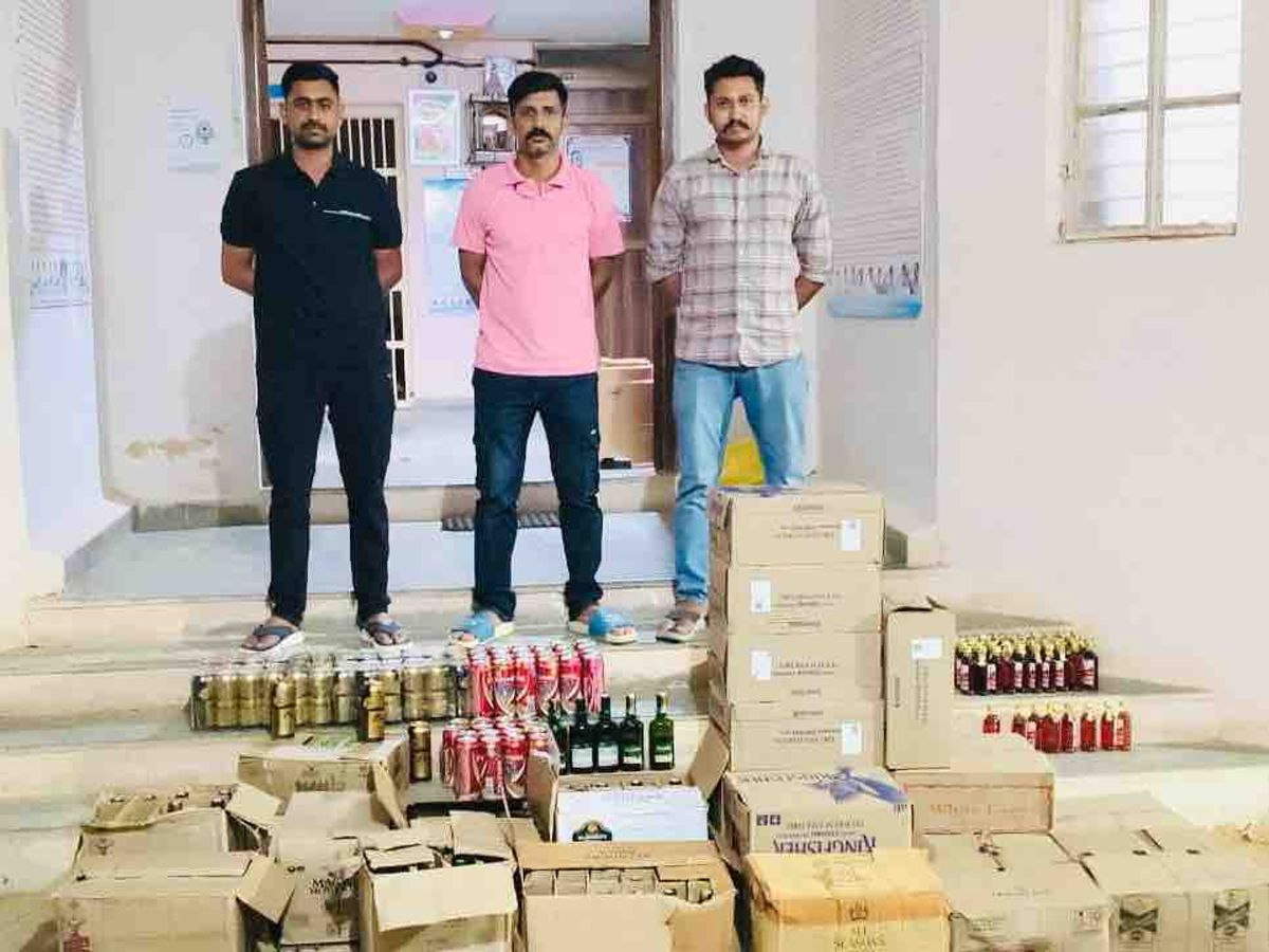 A quantity of liquor was seized from Jalotra village in Vadgam. | વડગામના  જલોત્રા ગામમાંથી દારૂનો જથ્થો પકડાયો: ખેતરની ઓરડીમાંથી 2.85 લાખનો વિદેશી  દારૂ અને બીયર જપ્ત, બે ...