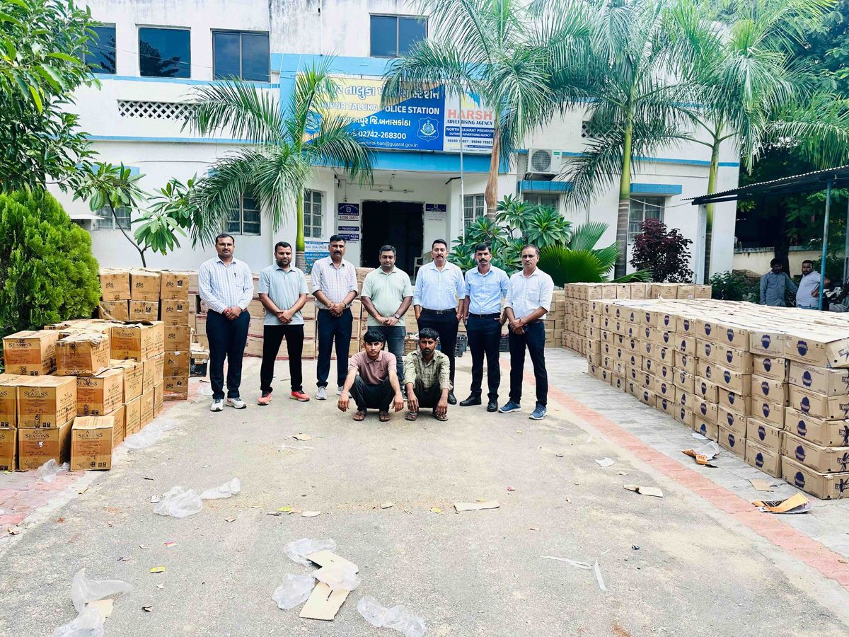 Foreign liquor worth Rs 1.52 crore seized from truck coming from Rajasthan,  two accused arrested | બનાસકાંઠા LCBની મોટી કામગીરી: રાજસ્થાનથી આવતી  ટ્રકમાંથી 1.52 કરોડનો વિદેશી દારૂ જપ્ત ...